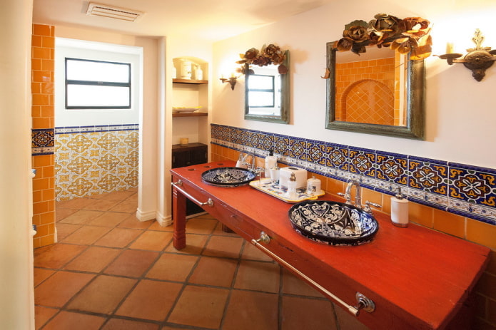 azulejos de suelo en el interior de estilo mediterráneo