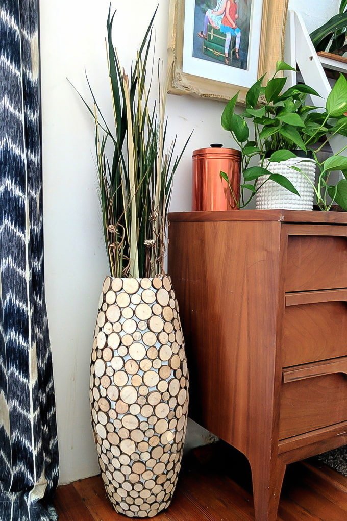 decoración de jarrón cortado en madera