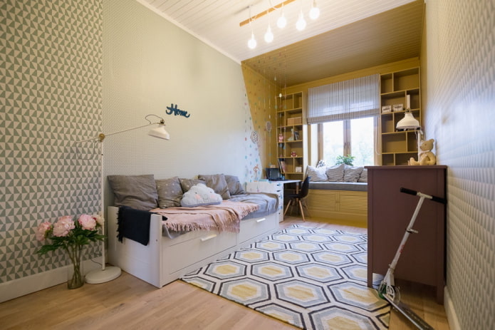 jarrón con flores en la habitación de los niños