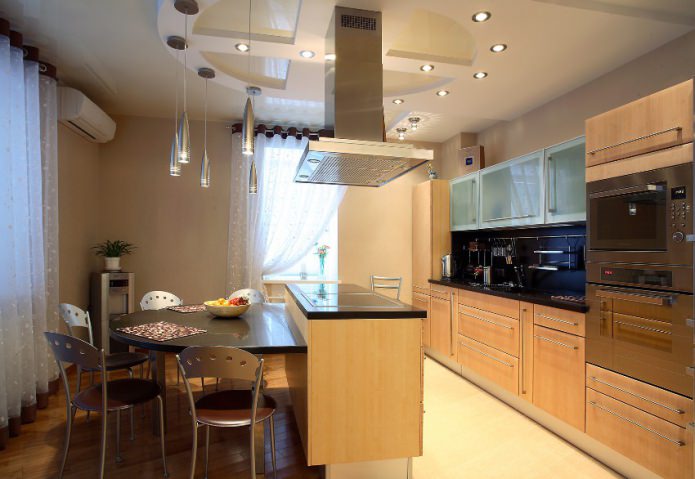Construcción de placas de yeso con techo tensado en la cocina