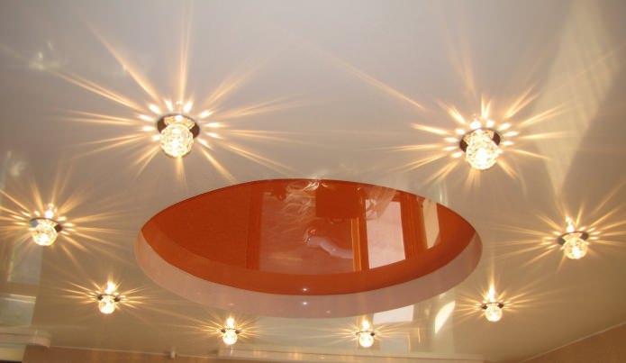 Iluminación en la cocina con techo tensado