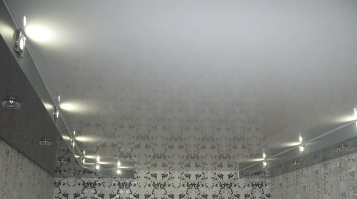 Iluminación en la cocina con techo tensado