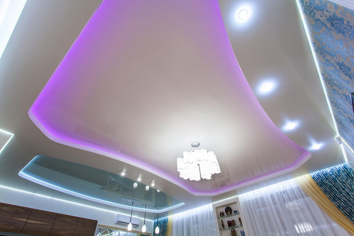 Estructura de techo con retroiluminación morada