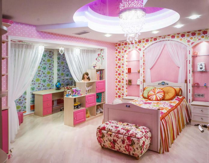Techo tensado en el interior de la habitación infantil para niña