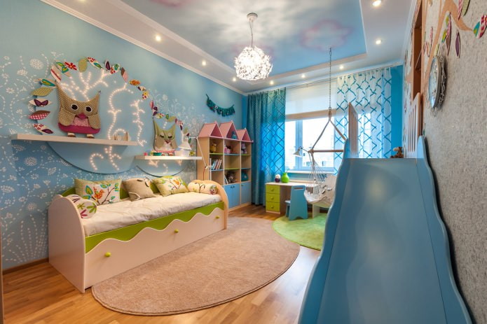 diseño de techo tensado en la habitación infantil