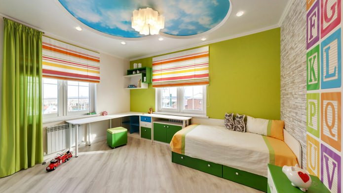 Persianas romanas en una habitación infantil de esquina