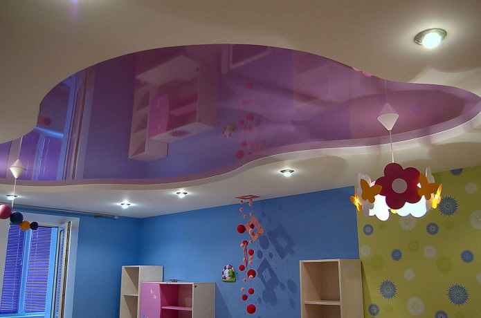 Techo tensado en la habitación infantil (iluminación)