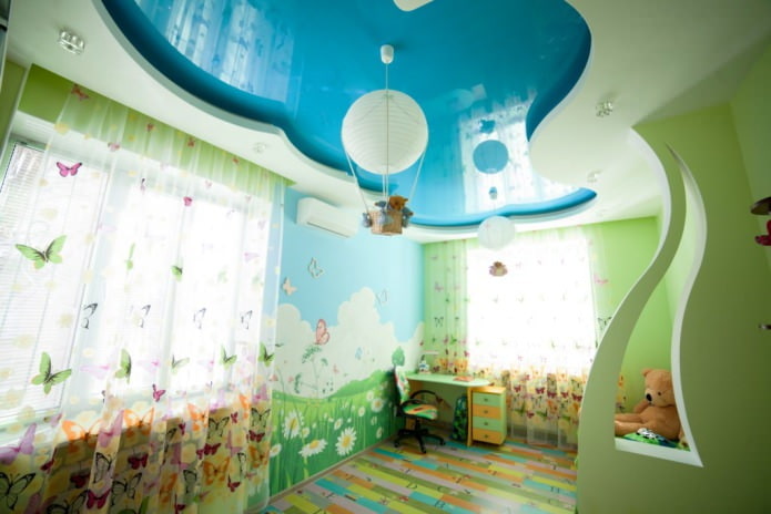 techo tensado en el interior de la habitación de un niño