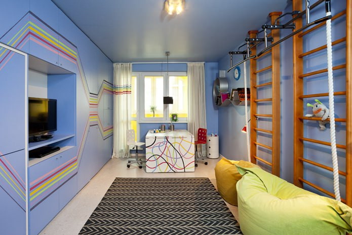 Revestimiento de techo azul en la habitación infantil