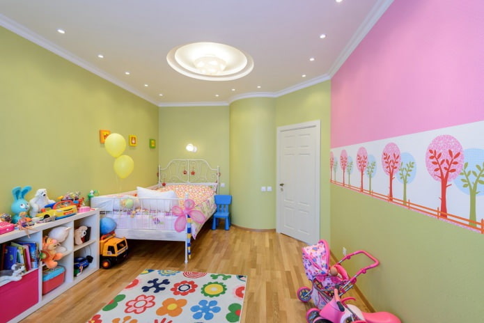 Techo tensado en la habitación infantil (iluminación)