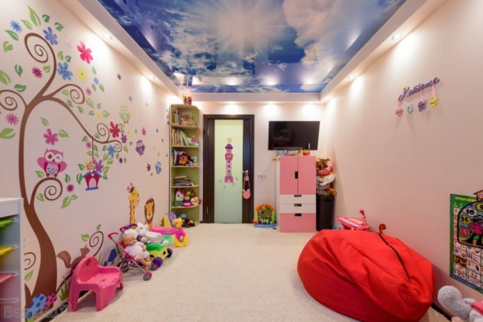 techo tensado en una habitación infantil