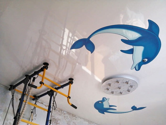 Techo tensado con impresión de fotos en la habitación infantil