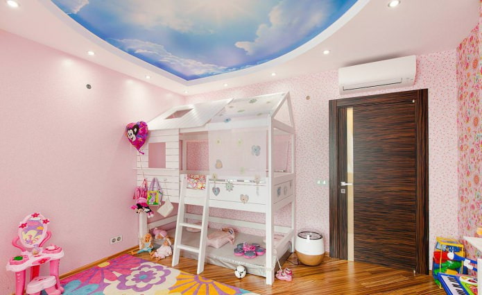 puerta interior de madera en el interior de una habitación infantil