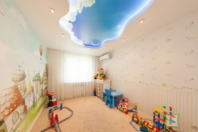 Techo tensado con forma de nube en la habitación infantil