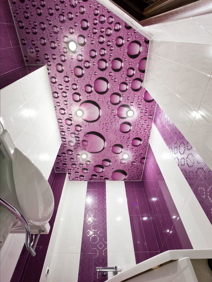 Imagen de techo con gotas de agua en el baño