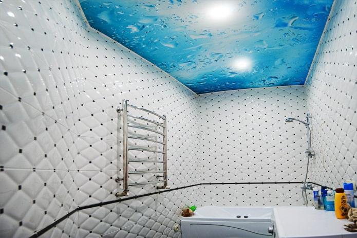 techo con imagen de agua en el baño
