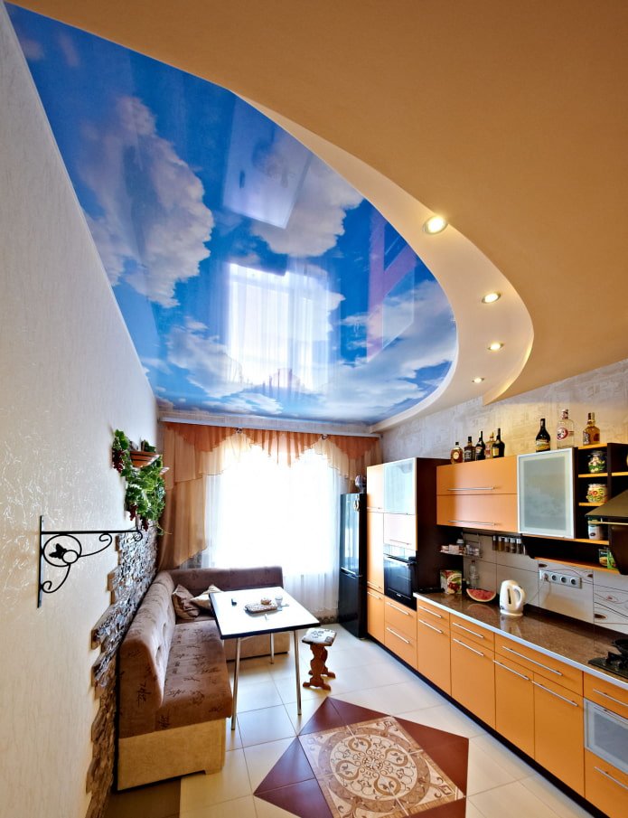 Techo con imagen del cielo en la cocina