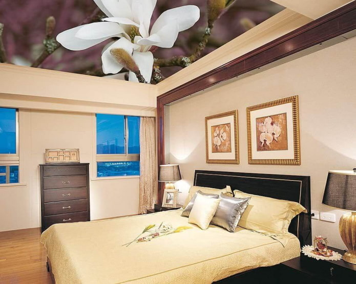 techo con una imagen de flores en el dormitorio