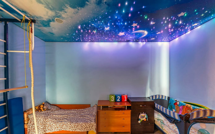 techo con cielo estrellado en la habitación infantil