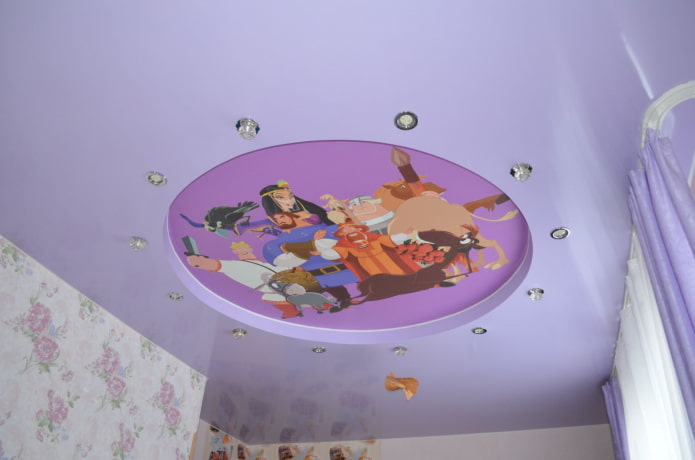 Estructura de techo lila en la habitación de los niños