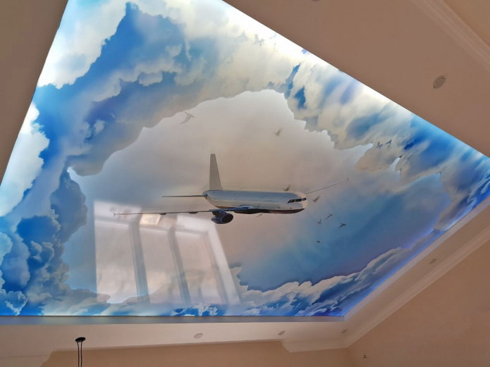 Techo con la imagen del cielo y un avión