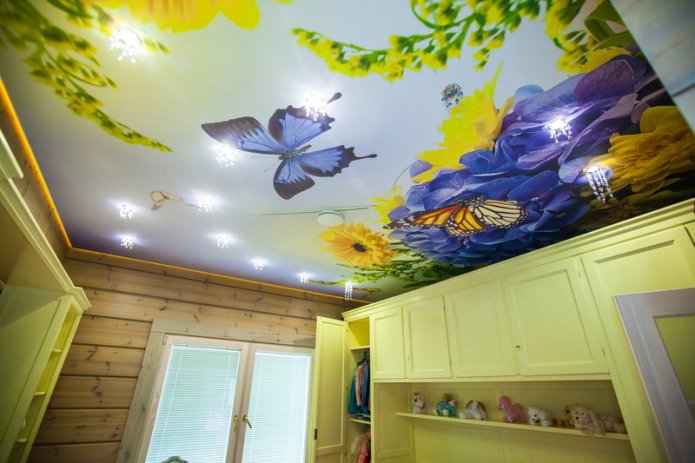 Tela estirada con impresión fotográfica en la habitación infantil