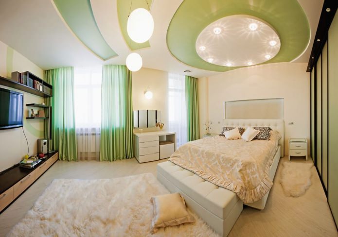 Techo tensado de dos niveles en un dormitorio blanco y verde