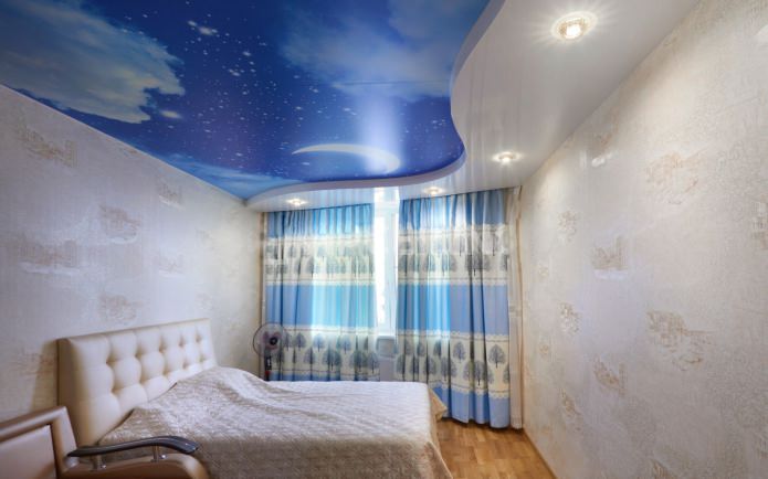 Techo tensado con impresión fotográfica en el interior del dormitorio