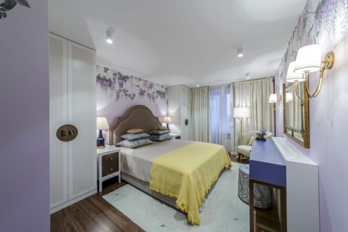 Techo tensado blanco de un solo nivel en el interior del dormitorio