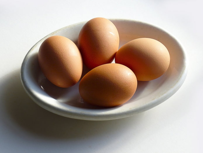 Huevos en un plato