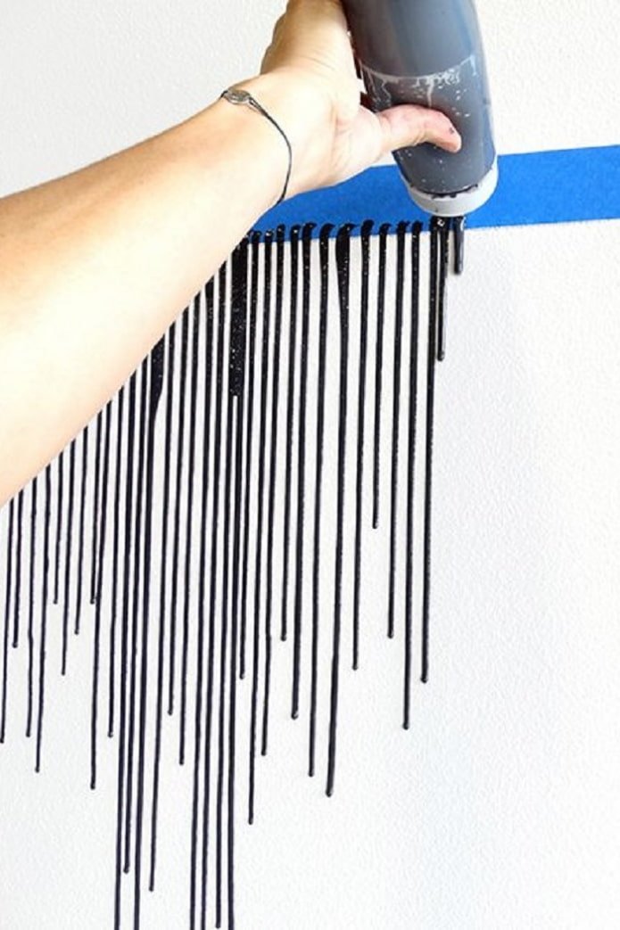gotas de pintura negra en la pared