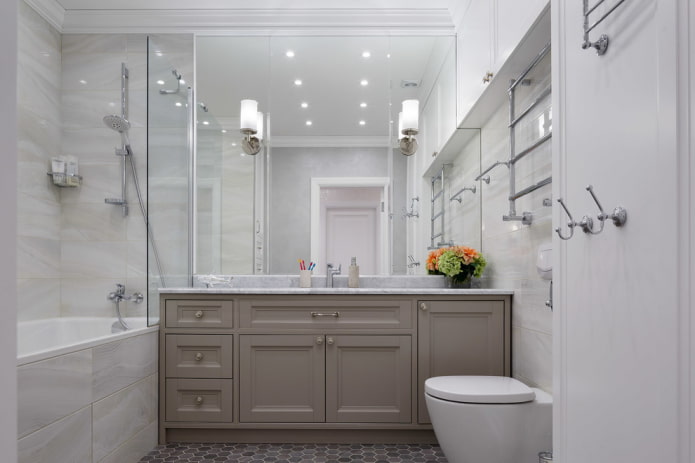 Interior de baño en estilo neoclásico