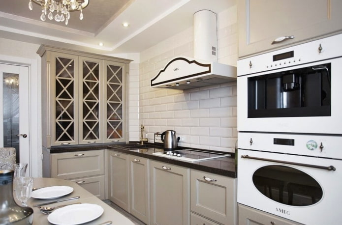 Interior de cocina de estilo neoclásico