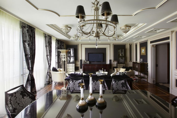 Decoración del techo en el interior en estilo neoclásico