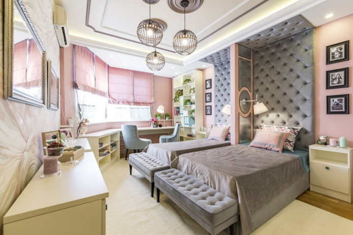 Interior de habitación infantil en estilo neoclásico