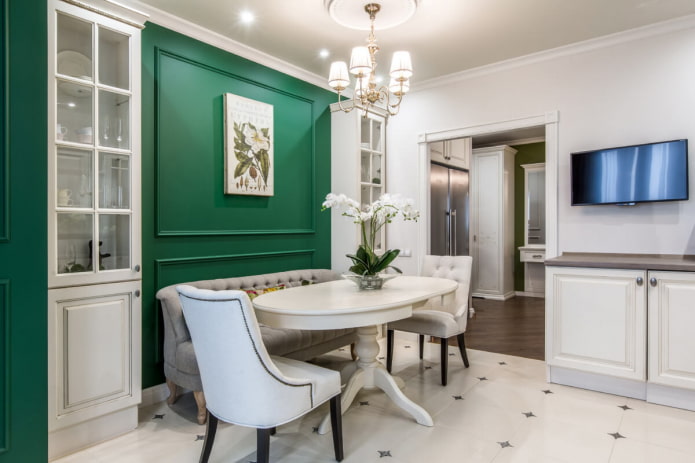 Decoración de paredes en interiores de estilo neoclásico