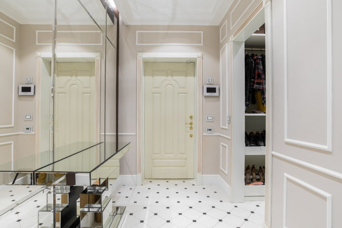 Diseño de puertas en el interior en estilo neoclásico