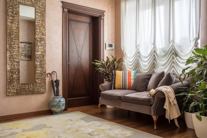 Interior de pasillo en estilo neoclásico
