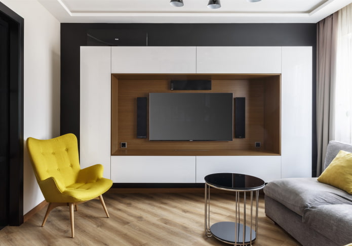 TV en un nicho de muebles en el interior