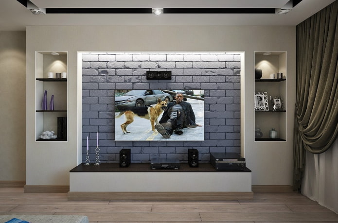 TV en un nicho con retroiluminación en el interior