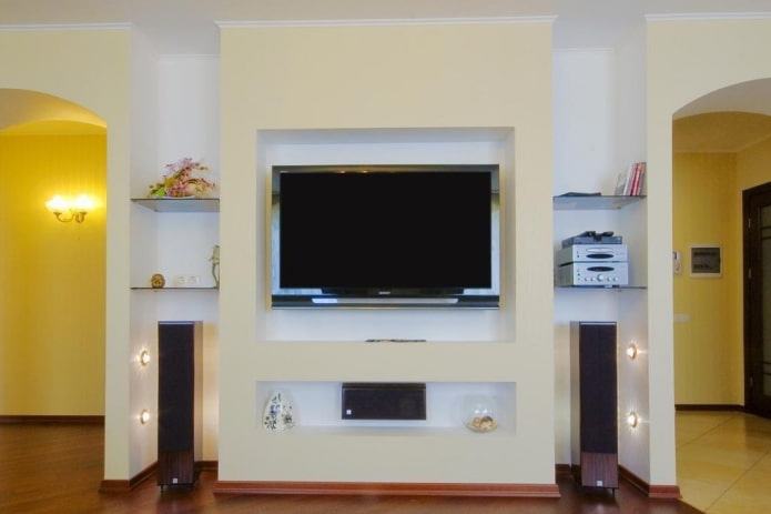 Televisor con altavoces en un nicho en el interior