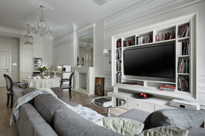 TV en un nicho con estantes en el interior