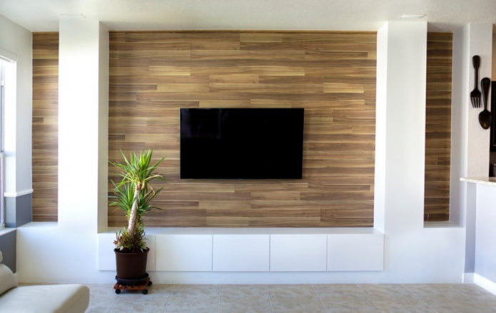 Televisor en un nicho de laminado en el interior