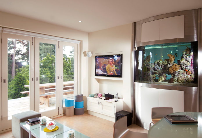 Televisor en un nicho con un acuario en el interior