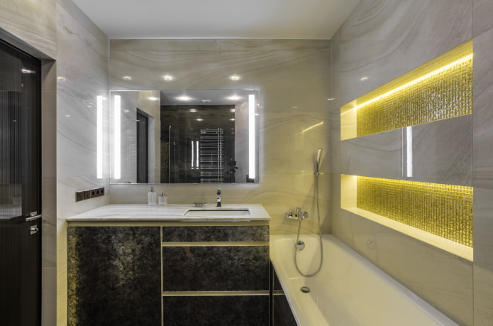 nicho con iluminación en el interior del baño