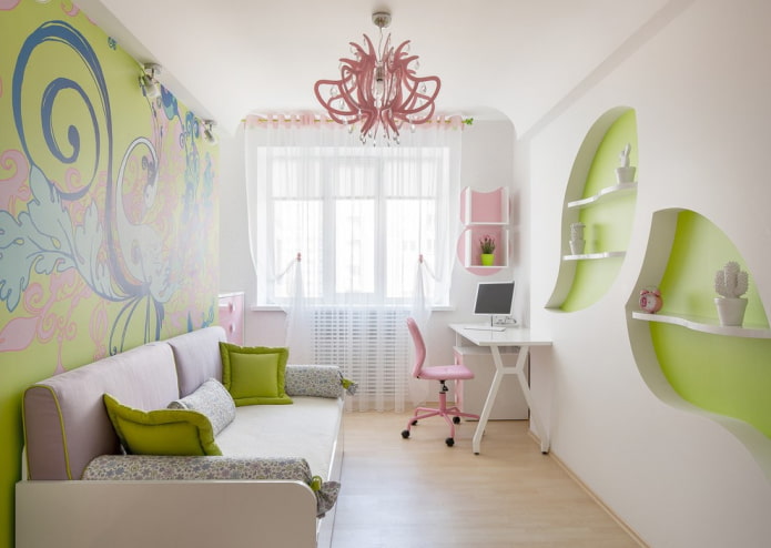 pared con nichos con figuras en el interior