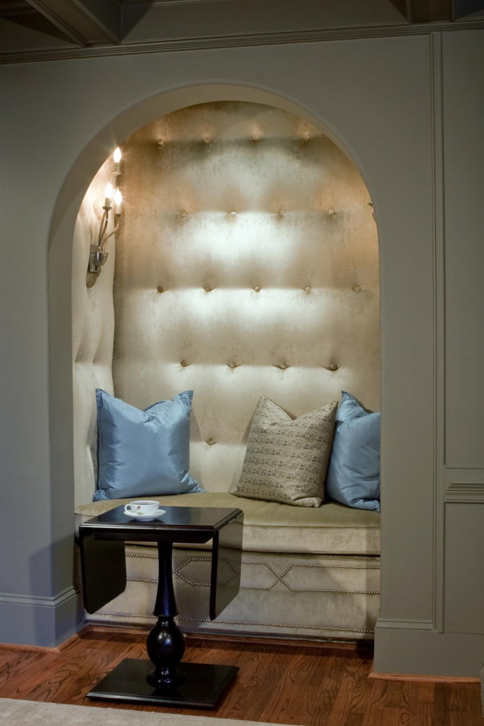 Pared con un nicho semicircular en el interior