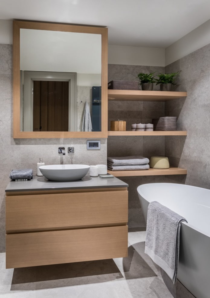 nicho con estantes de madera en el interior del baño