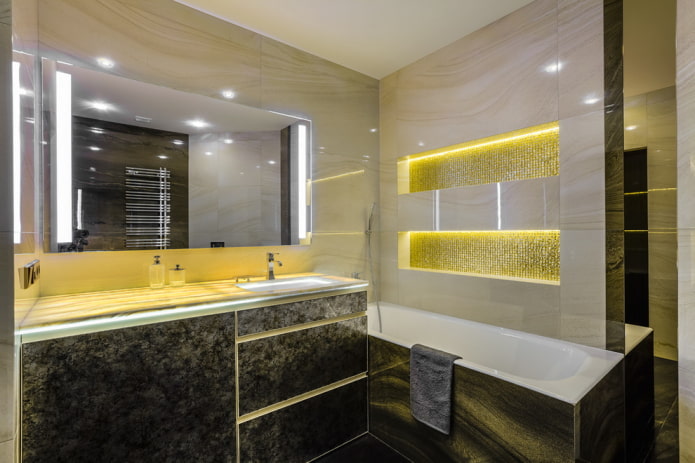 nichos con iluminación en el interior del baño