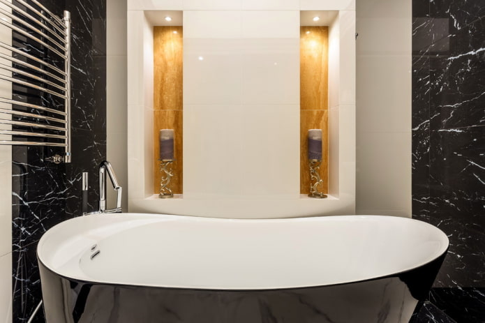 nichos con iluminación en el interior del baño